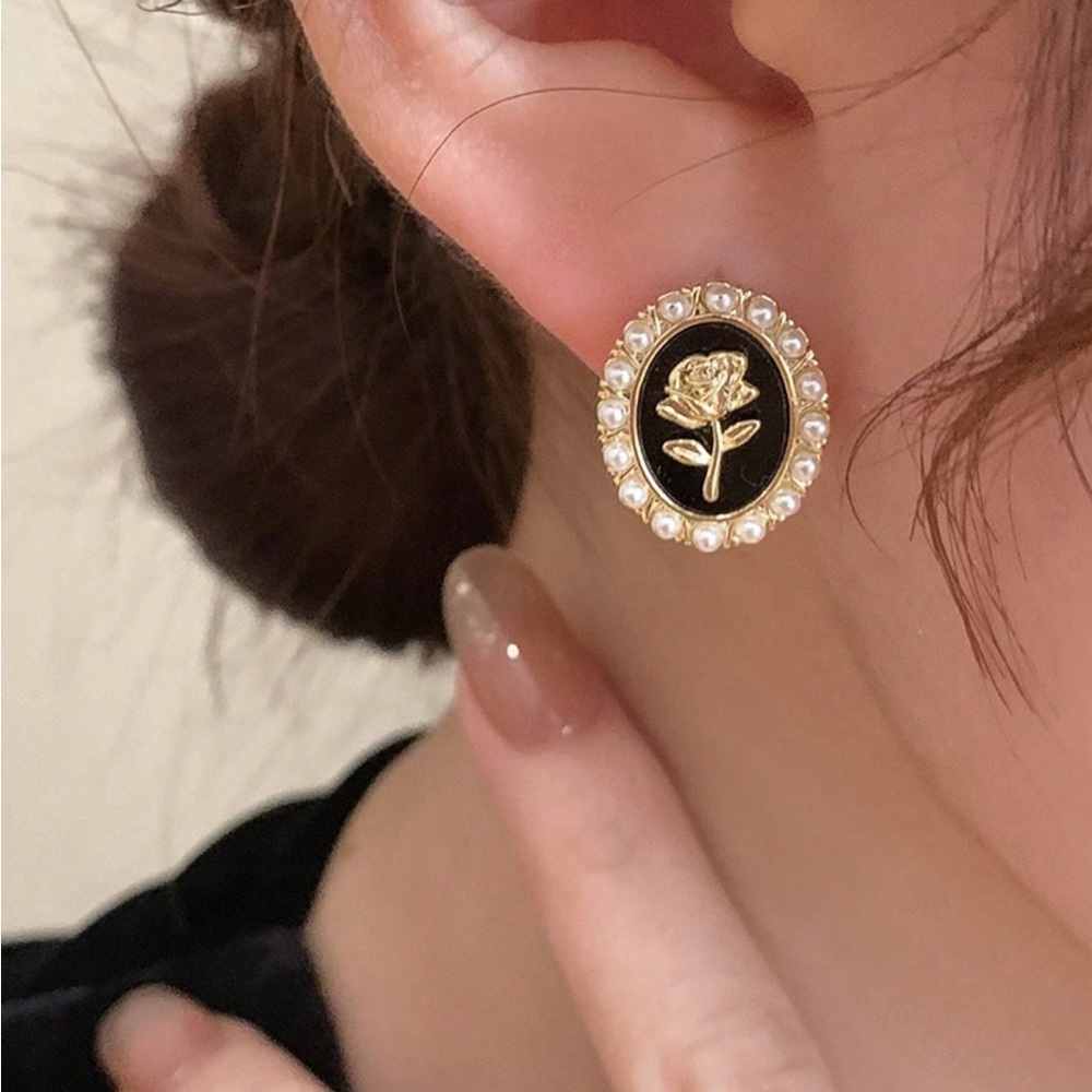 Women's French Vintage Fashion Geometric Delicate High-End Oval Earrings